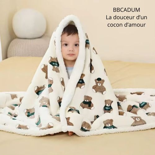 La couverture bebe douce comme un cocon pour bebe avec son doudou