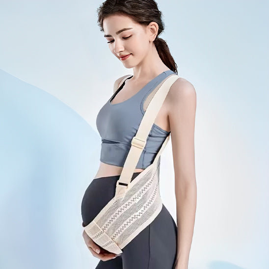 La photo montre une femme enceinte qui porte une ceinture de grossesse à bretelles.