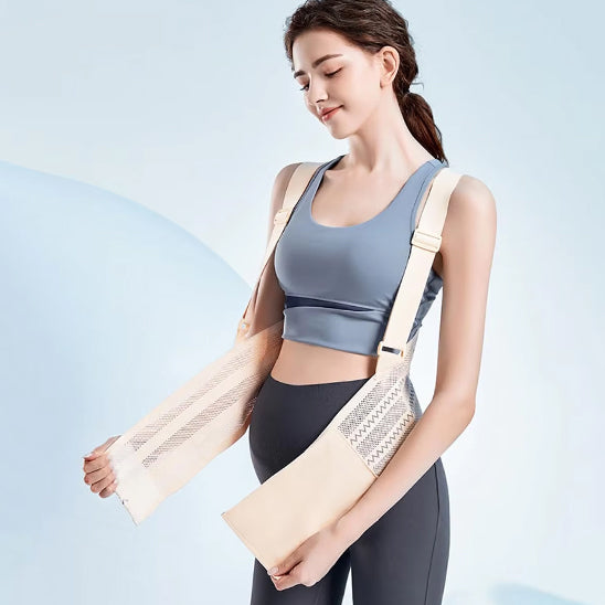 La photo montre une femme enceinte en train de se mettre une ceinture de grossesse à bretelles.