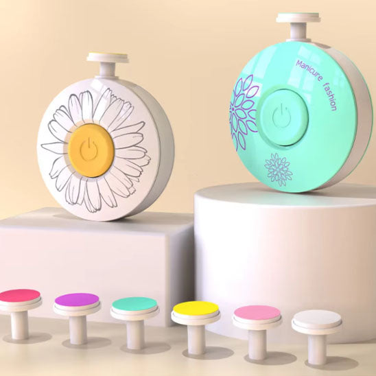 La photo montre deux coupe-ongles pour bébé de couleurs différentes avec leurs embouts poses sur des présentoirs.