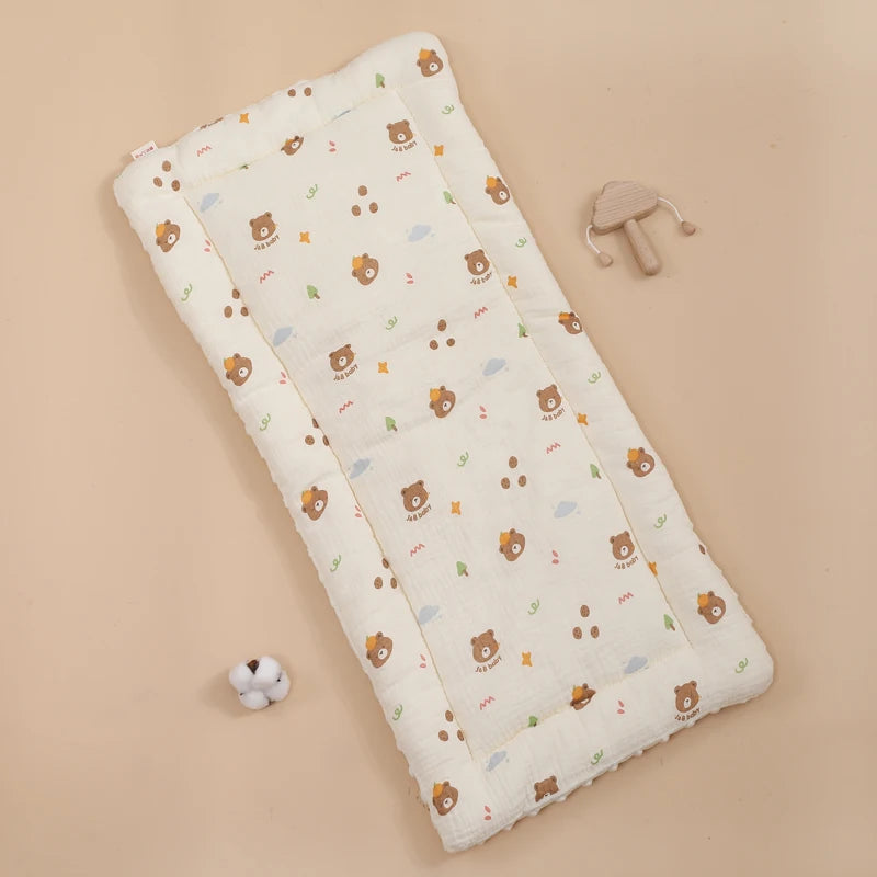 La photo montre un coussin pour poussette avec des motifs d&