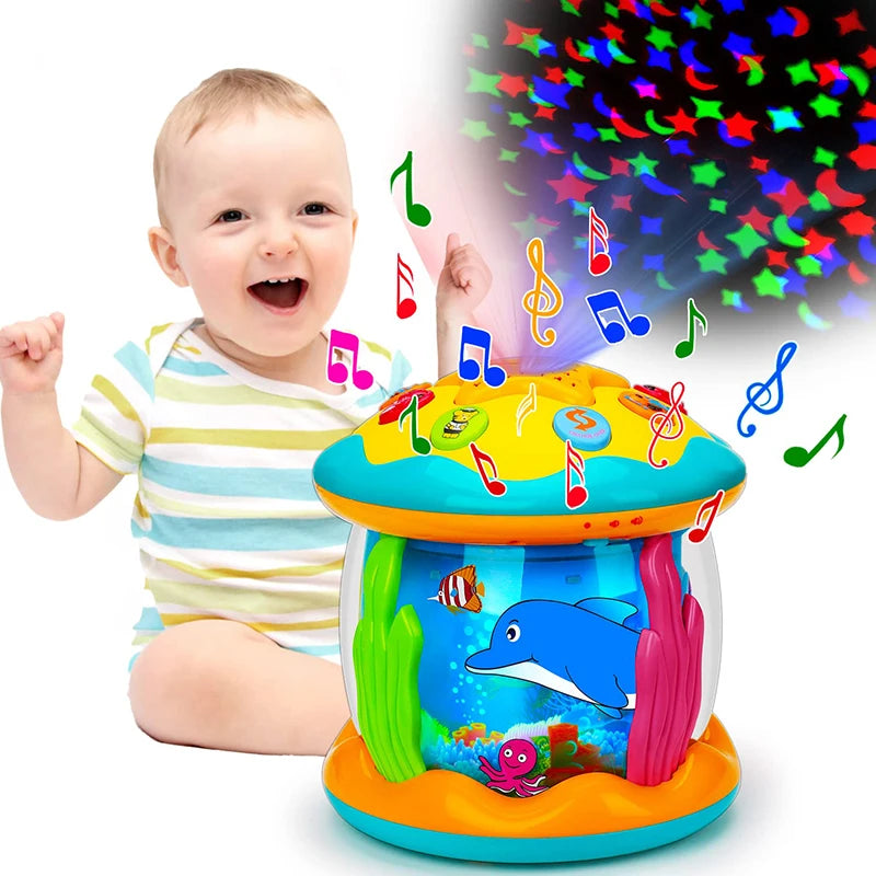 Photo montrant un bébé joyeux devant son jouet lumineux et musical Montessori.