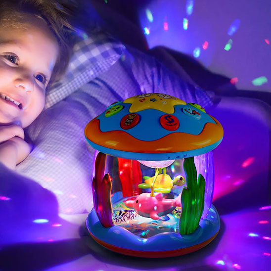 La photo montre un enfant dans son lit qui regarde la douce lumière de son jouet projecteur de chez bbcadum.
