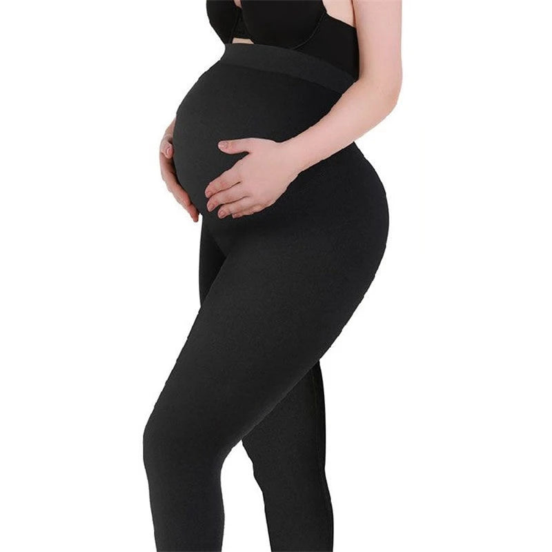 La photo montre une femme enceinte vêtue d&