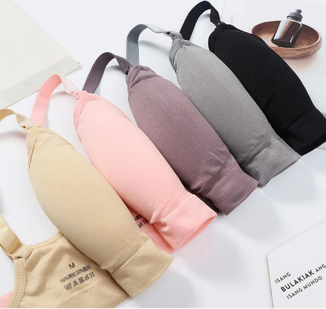 La photo montre un lot de cinq soutiens-gorge d&