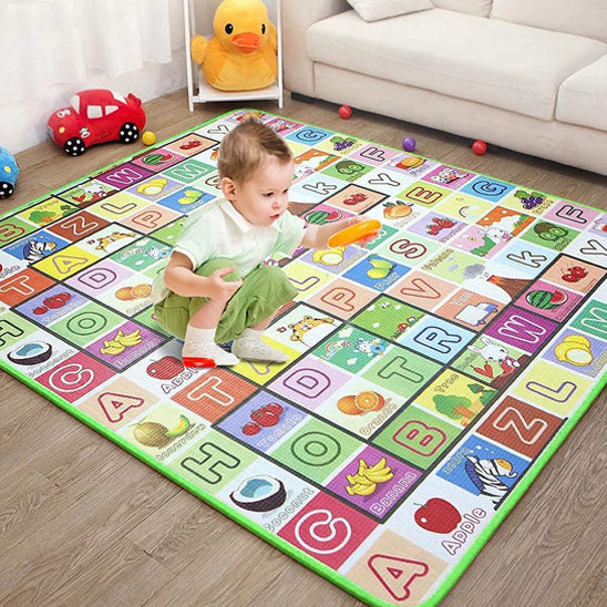 La photo montre un enfant qui joue sur un tapis de jeu en mousse.