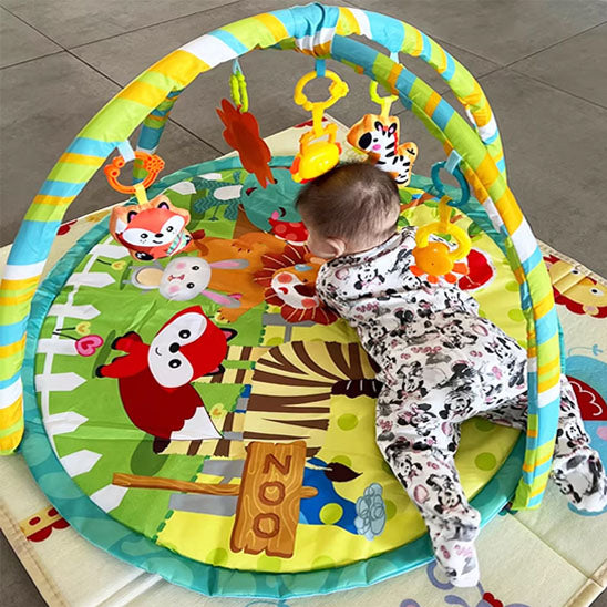 La photo montre un bébé sur son tapis d&