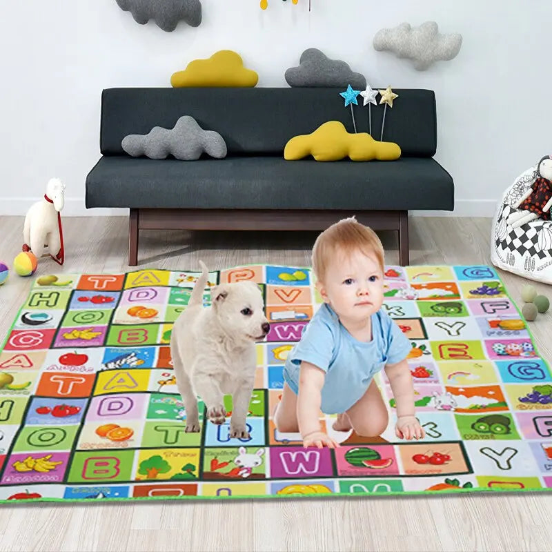 La photo montre un bébé et un chien sur un tapis de jeu en mousse.