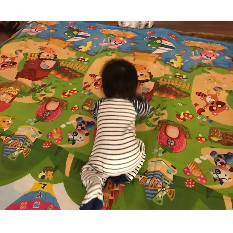 La photo montre un bébé vu de dos qui rampe sur un tapis de jeu en mousse.