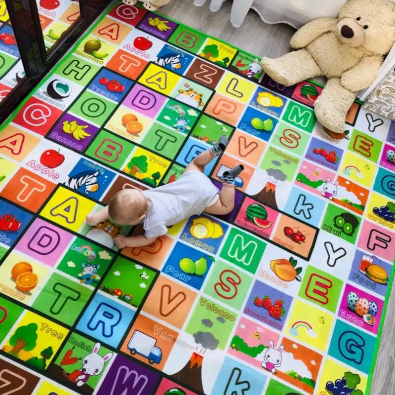 La photo montre un bébé qui rampe sur un tapis éducatif en mousse rempli de cases avec des lettres, chiffres, animaux et fruits.