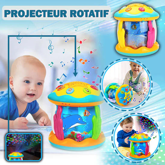 La photo montre un bébé captivé par le jouet "projecteur rotatif"de chez Montessori et ses multiples fonctions.