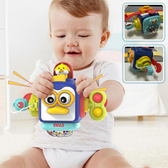 La photo montre un bébé qui tient un jouet d&