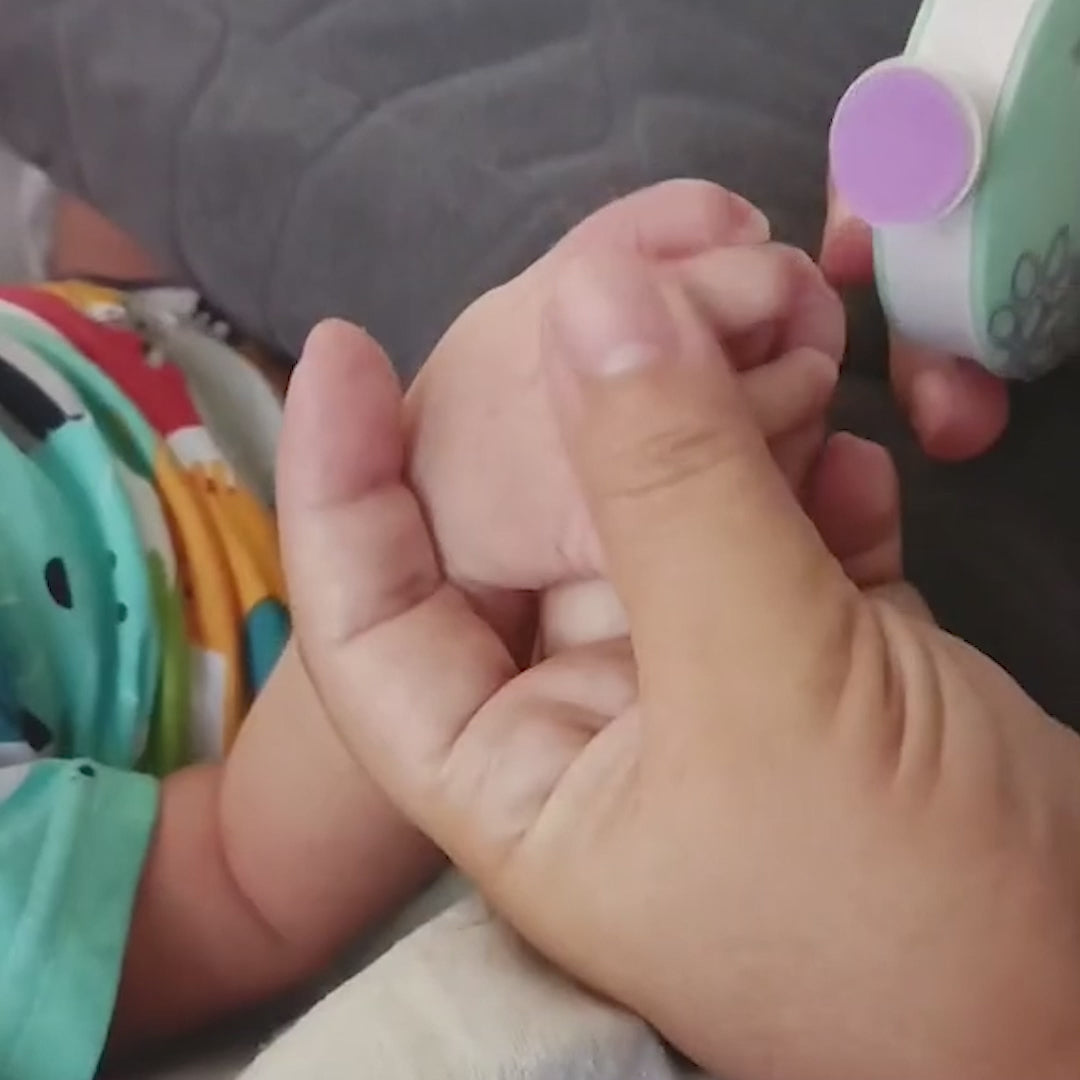 Vidéo montrant la manière de bien couper les ongles de son bébé à l&