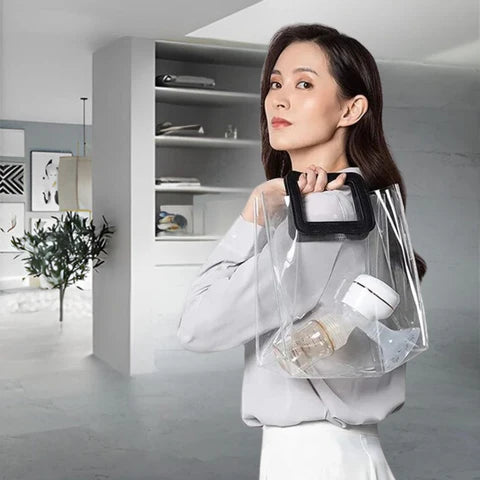 La photo montre une femme avec son tire-lait compact dans un sac.