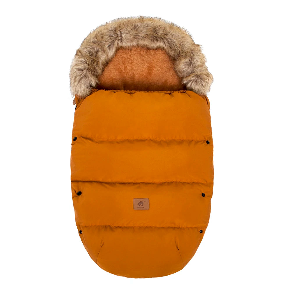 La photo montre une chancelière de couleur marron avec sa capuche en fourrure.