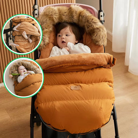 La photo montre un enfant sur sa poussette dans une chancelière marron avec capuche en fourrure.