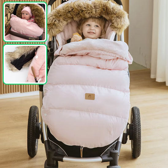 La photo montre un enfant sur sa poussette dans une chancelière rose avec capuche en fourrure.