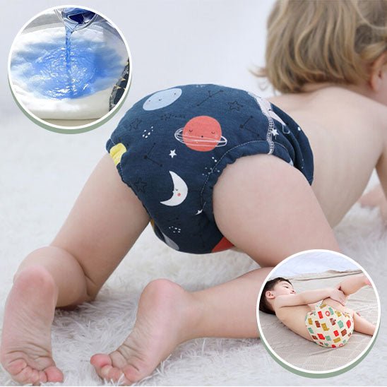 La photo montre un bébé qui porte une couche-culotte lavable de couleur bleue ainsi que son efficacité en versant du liquide dedans sans que la couche déborde.