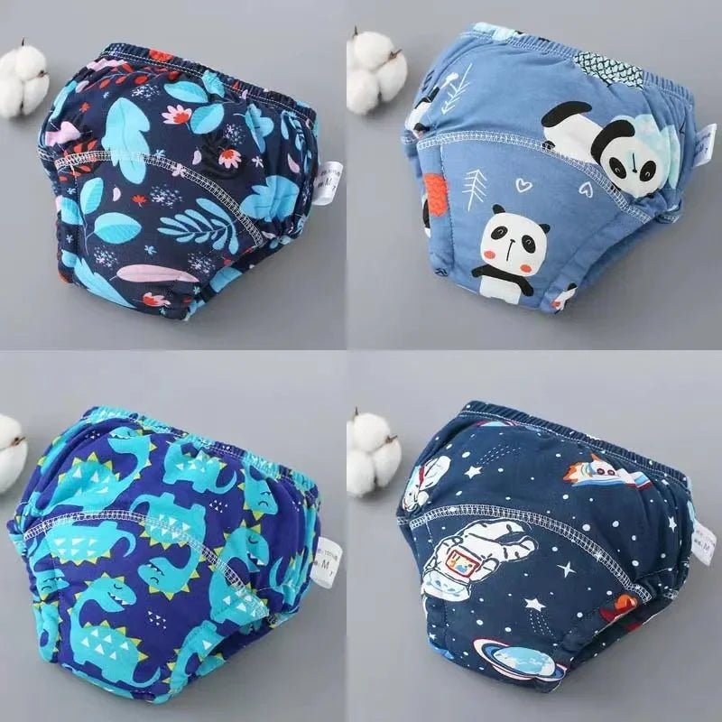 La photo montre un lot de quatre couches lavables pour bébé avec des motifs différents.