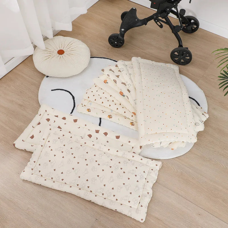 La photo montre différents coussins universels pour bébé.