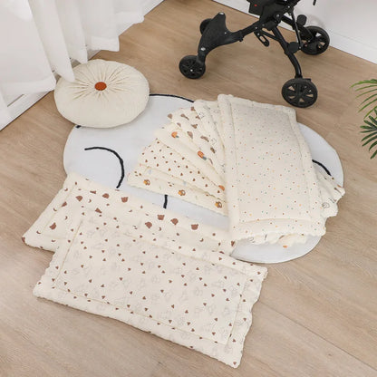 La photo montre différents coussins universels pour bébé.