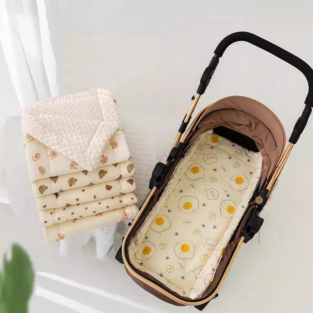 La photo montre une poussette avec différents coussins universels pour bébé.