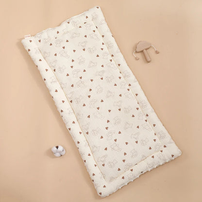 La photo montre un coussin pour poussette avec des motifs cœurs+oursons.
