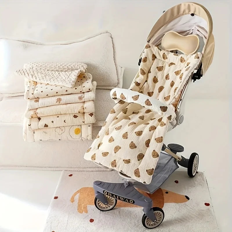La photo montre une poussette avec différents coussins universels pour bébé.