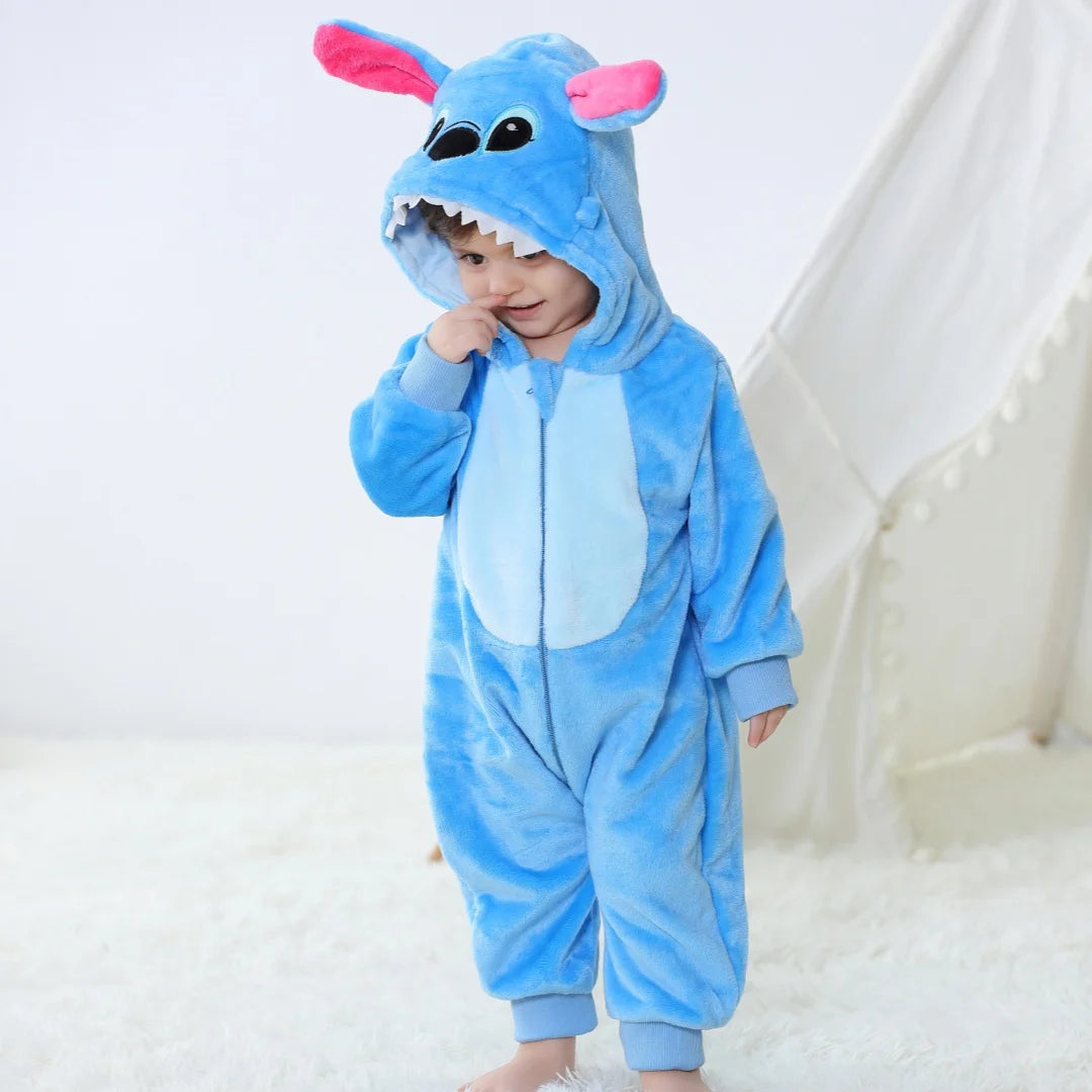 La photo montre un enfant habillé d&