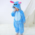 La photo montre un enfant habillé d&