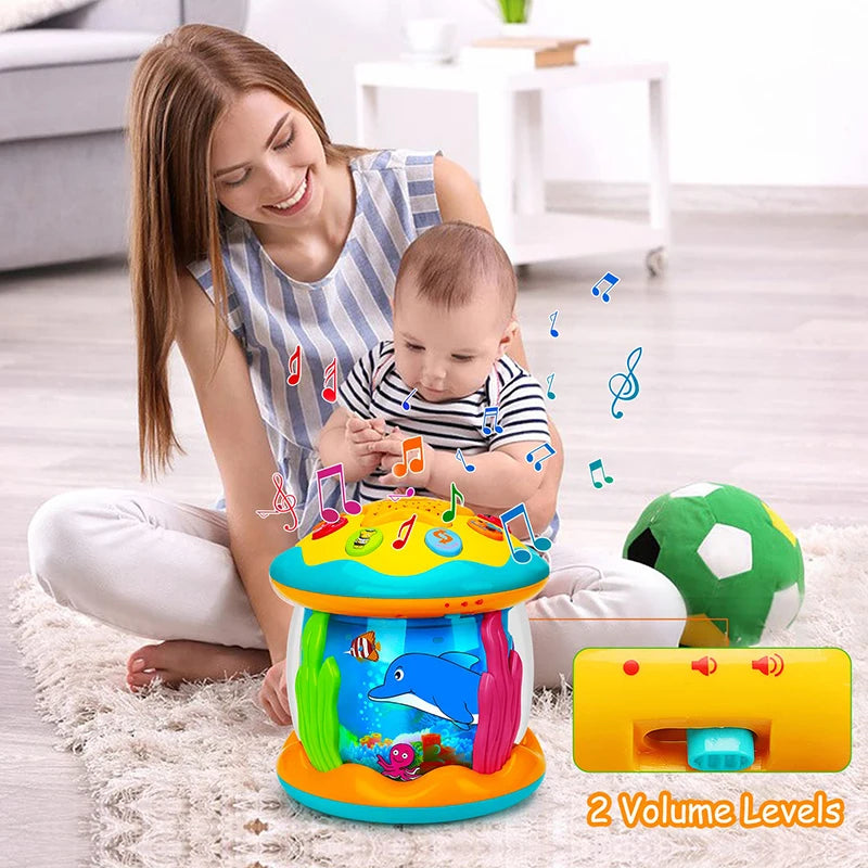 La photo montre une maman avec son bébé qui joue avec un jouet d&