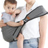 Photo montrant une maman avec son bébé en bandoulière dans un porte-bébé gris.