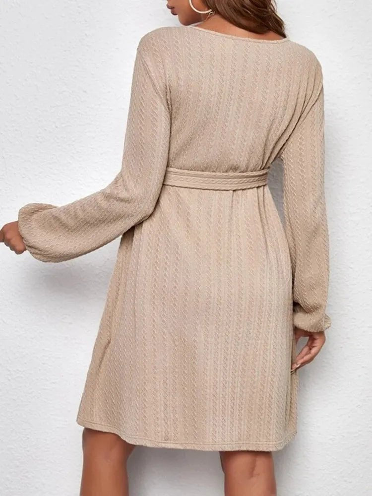 Robe de maternité élégante à manches longues, vue de dos.