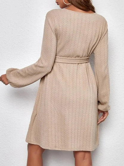 Robe de maternité élégante à manches longues, vue de dos.