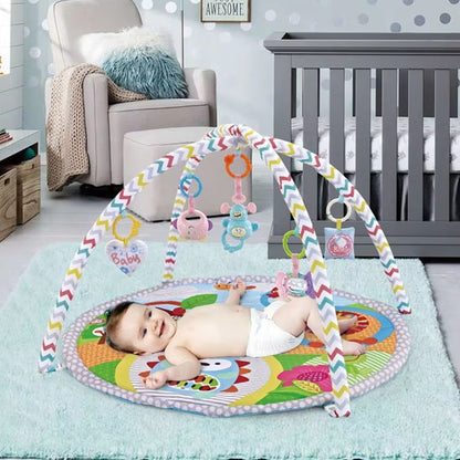 La photo montre un bébé sur son tapis d&