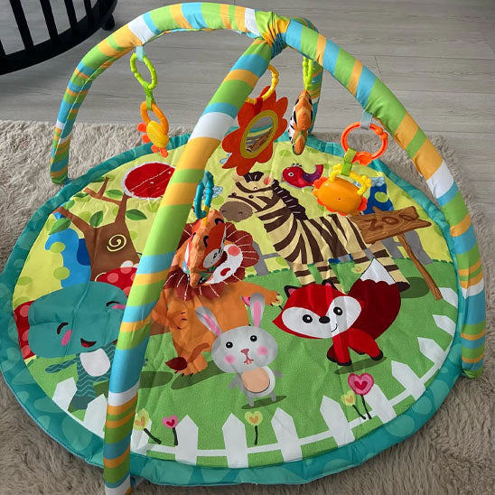 La photo montre un bébé sur son tapis d&