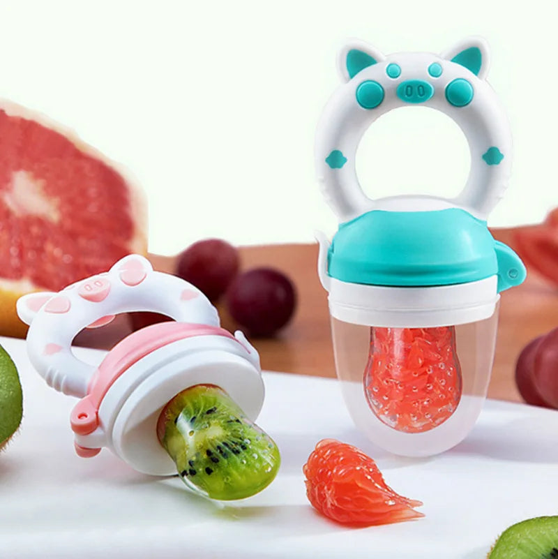 La photo montre deux tétines pour bébés remplies de fruits.
