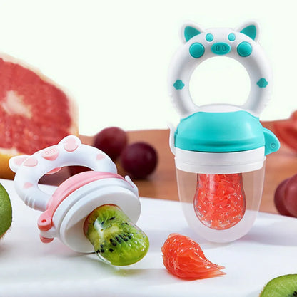 La photo montre deux tétines pour bébés remplies de fruits.