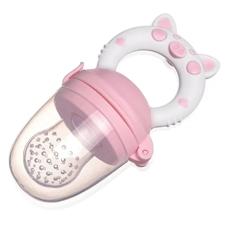 La photo montre une tétine à fruits pour bébé de couleur rose.