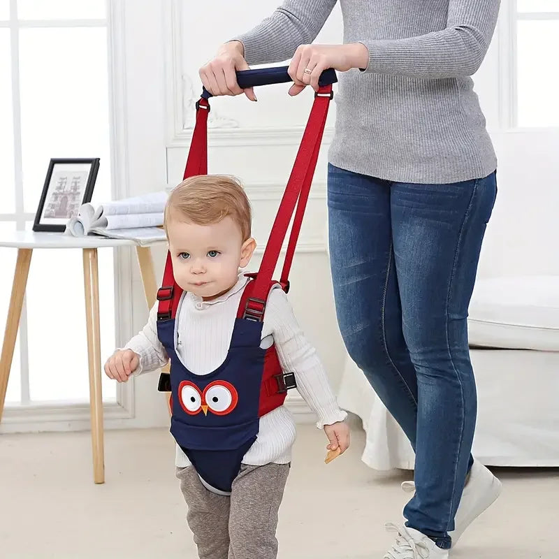 La photo montre une maman qui apprend à marcher à son enfant dans un trotteur.