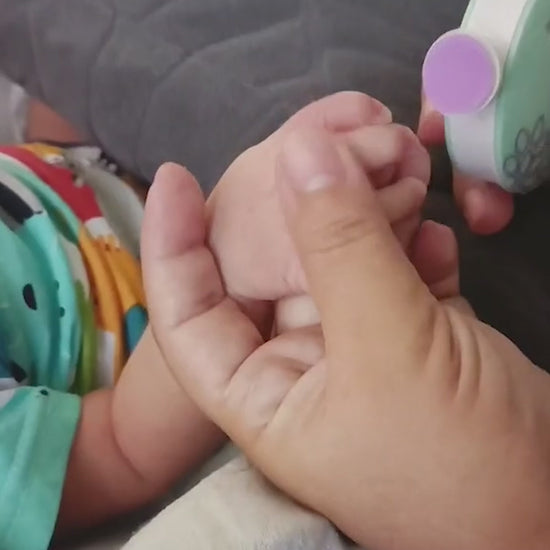 Vidéo montrant la manière de bien couper les ongles de son bébé à l'aide du coupe-ongles électrique.