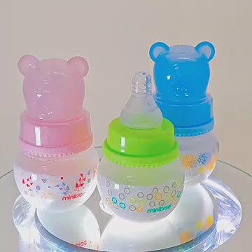 Vidéo de biberons multicolores en forme d'ours pour bébés.