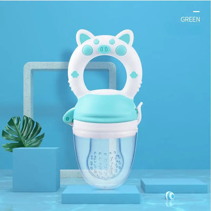 La photo montre une tétine à fruits pour bébé de couleur bleu.